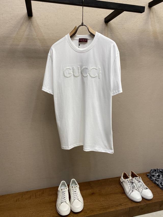 Gucci、古驰 双G 简约 字母 刺绣 Logo标识精致升级，灵感源自八十年代复古 原版面料 官方同款 短袖T恤 定制260克同缸染面料 手感非常舒服 春夏最