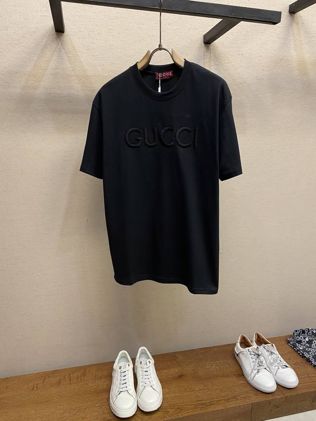 Gucci、古驰 双G 简约 字母 刺绣 Logo标识精致升级，灵感源自八十年代复古 原版面料 官方同款 短袖T恤 定制260克同缸染面料 手感非常舒服 春夏最