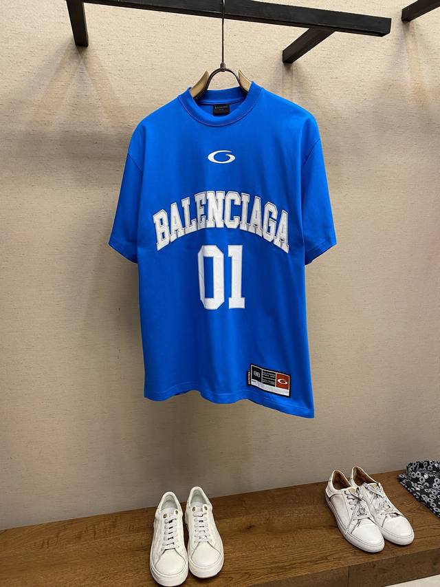 Balenciaga、BLCG巴黎篮球系列刺绣印花球衣01号短袖T恤 此款采用16支单精梳紧密纺纱做洗后280克加密平纹布字母和Logo都是刺绣 数字是印花宽松