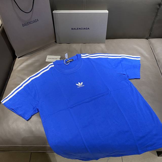 上新啦巴黎世家 x 三叶草ADIDAS 联名系列印花短袖T恤 正面ad三叶草和B品牌标识 肩部和袖子对比色三条纹商标 两个品牌经典元素融合设计 男女同款SMLX