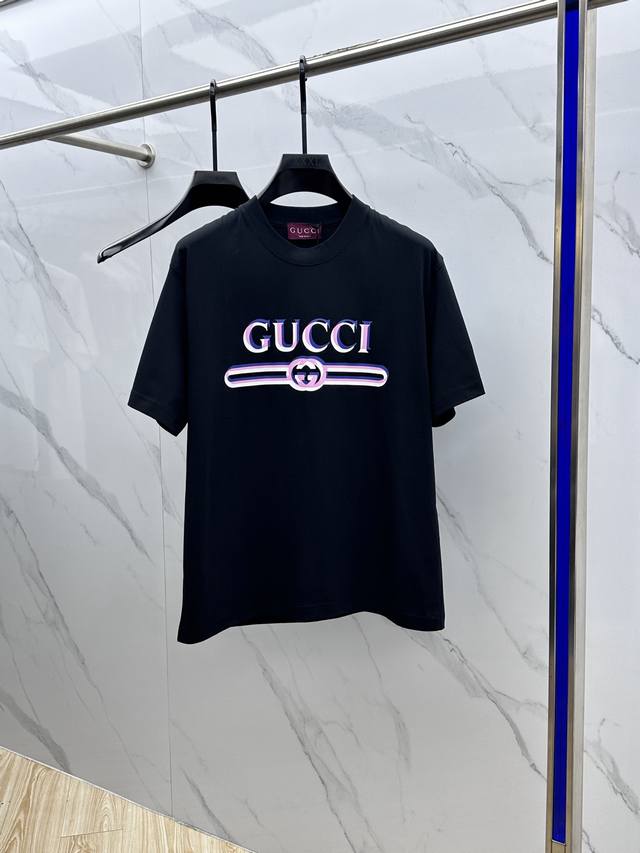 Gucci 古驰 2025FW春夏新品圆领打底外穿T恤，立体感logo微廓形半袖260克活性纯棉打底T恤，棉，手感面糯有骨感，柔而有韧性。工艺处理，韧性和抗皱性