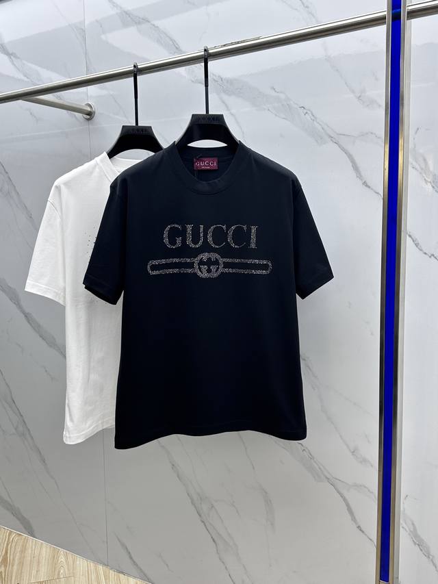 Gucci 古驰 2025FW春夏新品圆领打底外穿T恤，立体感logo微廓形半袖260克活性纯棉打底T恤，棉，手感面糯有骨感，柔而有韧性。工艺处理，韧性和抗皱性