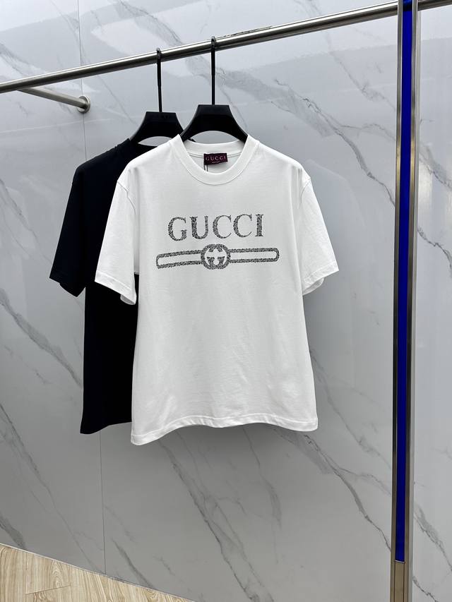 Gucci 古驰 2025FW春夏新品圆领打底外穿T恤，立体感logo微廓形半袖260克活性纯棉打底T恤，棉，手感面糯有骨感，柔而有韧性。工艺处理，韧性和抗皱性