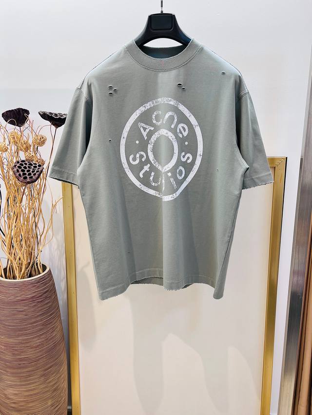 Size：s m l xl OS廓形宽松版 黑 豆沙绿两色 男女同款 ACNE 2025FW早春新款重磅纯棉残旧印花洗水破坏半袖T恤 重磅纯棉休闲百搭的一款 上