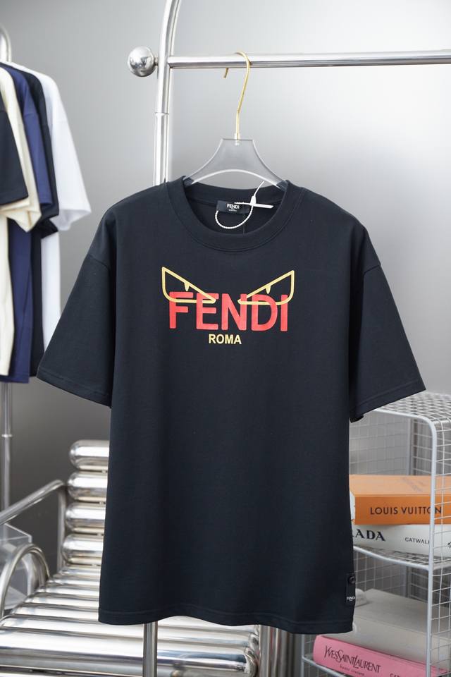 FEND* 芬家 2025ss蛇年限定款 怪兽短袖 轻奢主义 男女日常通勤穿搭必备单品 正确版本 欢迎对比 详细特征 采用320克100% 纯棉双纱面料 同缸定