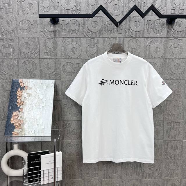 隔天到 MONCLER 蒙口 字母LOGO印花 Logo标识精致升级，灵感源自八十年代复古 原版面料 官方同款 短袖T恤 定制260克同缸染面料 手感非常舒服