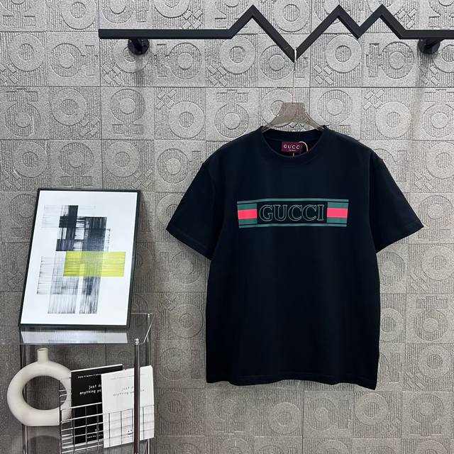 隔天到 GUCCI 古驰 旗帜图案立体印花 Logo标识精致升级，灵感源自八十年代复古 原版面料 官方同款 短袖T恤 定制260克同缸染面料 手感非常舒服 春夏