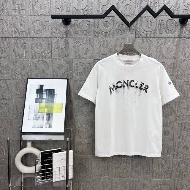 隔天到 MONCLER 蒙口 手绘直喷字母印花 Logo标识精致升级，灵感源自八十年代复古 原版面料 官方同款 短袖T恤 定制260克同缸染面料 手感非常舒服