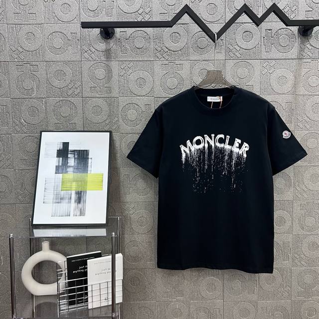 隔天到 MONCLER 蒙口 手绘直喷字母印花 Logo标识精致升级，灵感源自八十年代复古 原版面料 官方同款 短袖T恤 定制260克同缸染面料 手感非常舒服