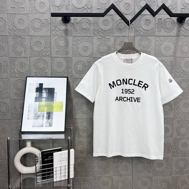 隔天到 MONCLER 蒙口 字母LOGO植绒印花 Logo标识精致升级，灵感源自八十年代复古 原版面料 官方同款 短袖T恤 定制260克同缸染面料 手感非常舒