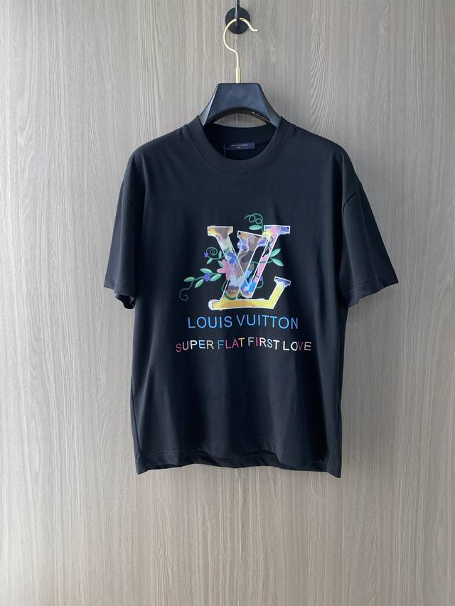 LV 路易威登 M-3xL 阔版 ss新工艺logo高品质纯棉质阔版圆领男士短袖T恤，新季新推系列将标识巧妙融入设计，塑就一系列充满复古风情的运动风单品。在这款