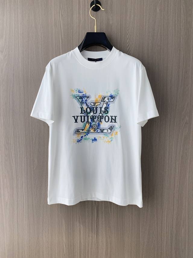 LV 路易威登 M-3xL 阔版 ss新工艺logo高品质纯棉质阔版圆领男士短袖T恤，新季新推系列将标识巧妙融入设计，塑就一系列充满复古风情的运动风单品。在这款 - 点击图像关闭