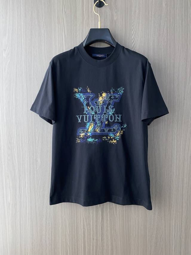 LV 路易威登 M-3xL 阔版 ss新工艺logo高品质纯棉质阔版圆领男士短袖T恤，新季新推系列将标识巧妙融入设计，塑就一系列充满复古风情的运动风单品。在这款