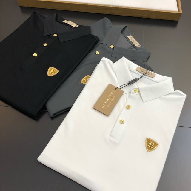 BURBERR*巴宝*25春夏男士POLO衫 超级养眼的一款POLO，即刻体验完美品质 光泽度特别好 胸前金B盾牌标志，非常轻奢风，采用客供有机棉朱棣面料， 同