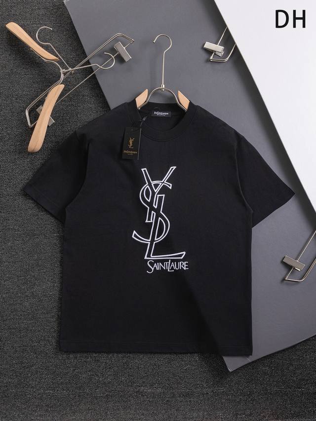 Yves Saint Laurent 圣罗兰。YSL 高版本 微宽版型S-XL 25SS新品限量专柜走秀款 胸前经典立体字母带毛刷绣logo 短袖T恤，男女同款