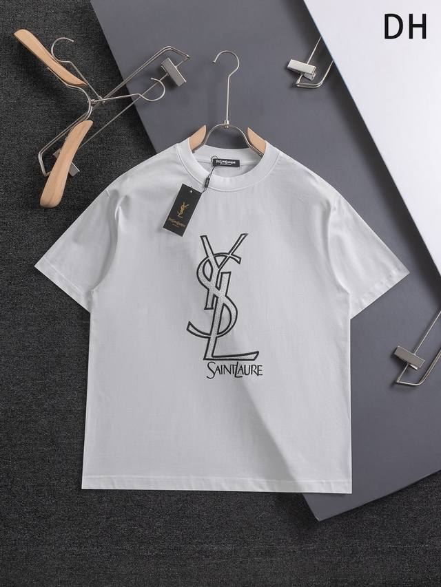 Yves Saint Laurent 圣罗兰。YSL 高版本 微宽版型S-XL 25SS新品限量专柜走秀款 胸前经典立体字母带毛刷绣logo 短袖T恤，男女同款