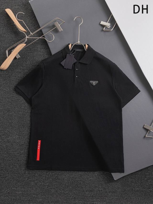 PRADA 普拉达 三角标 微宽版型S-Xl 25ss新品热卖款 超爆翻领polo衫 胸前金属三角标右边摆下红皮条拼接刺绣款短袖T恤，这款T恤融运动风极简主义设