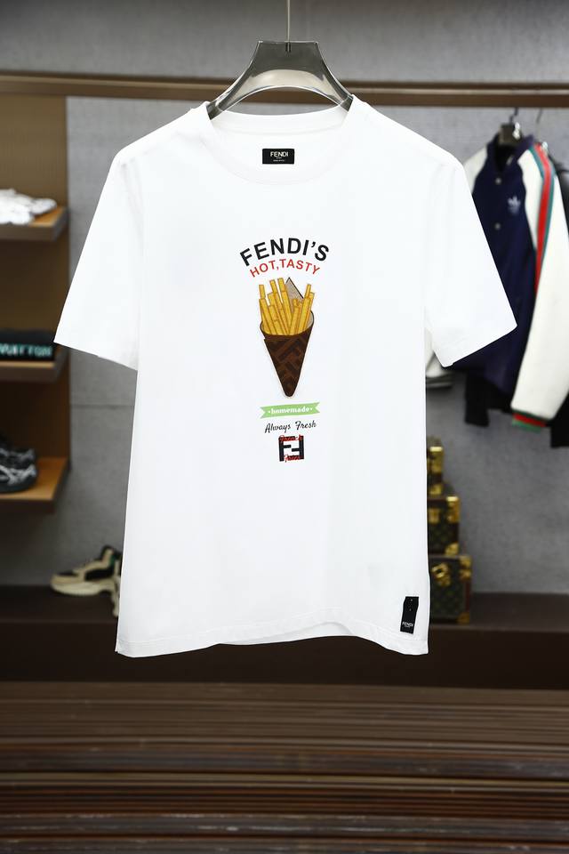 高版本- Fendi 芬迪-2025新年新款第一批短袖，进口匹马棉质T恤 呈现常规版型。3D数码印花图案印花，礼赞中国蛇年 罗纹针织领口 面料舒适柔软有型，不易