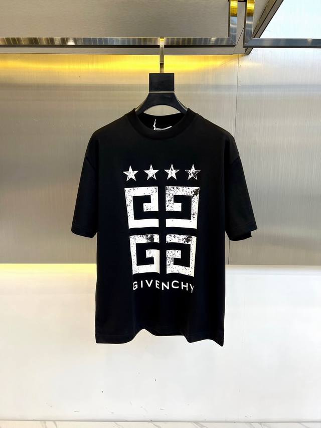 GIVENCHY 纪梵希、2025春夏新品，4G 印花棉T恤。客供定织100%全棉材质制成，面料手感轻薄舒爽，透气性与吸湿性极佳！衣身以裂纹形式呈现而成的品牌经