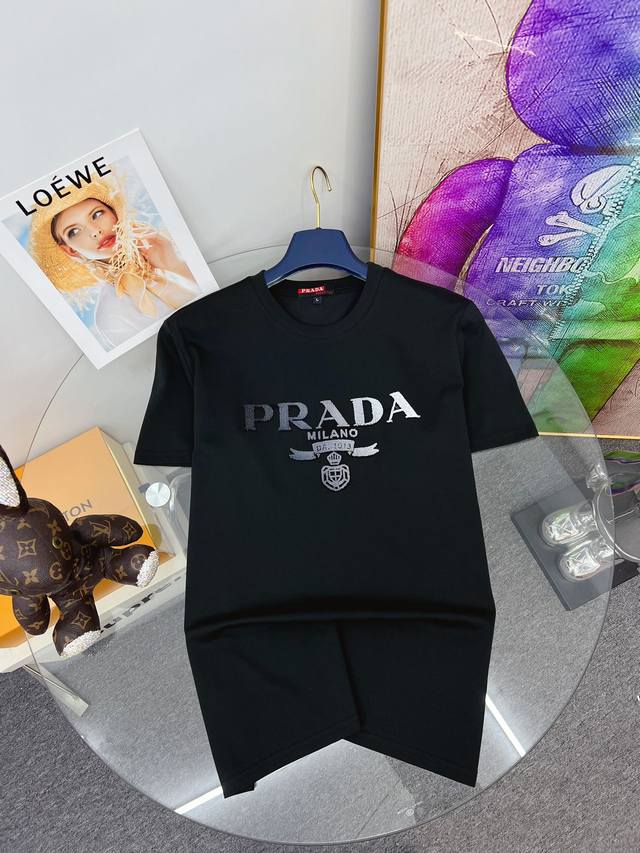 PRADA 普拉达 2025SS春夏最新款圆领时尚短袖T恤，官网同步，专柜纯棉面料！贴肤舒适，耐看又好穿，经典简约logo设计，原厂工艺一丝不苟，型男必备单品