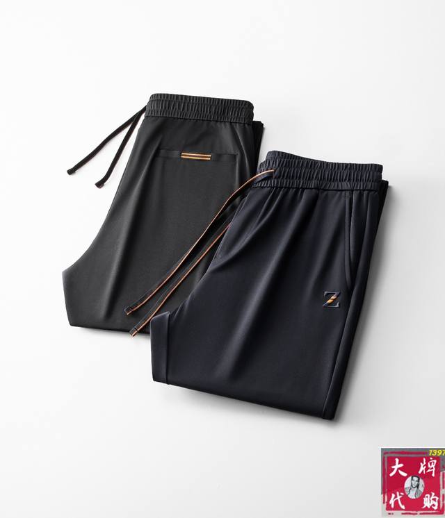 Zegna 杰尼亚 夏季新款 全新品味与价值共享 爆款松紧带休闲裤 身穿着非常舒适 低调不失奢华 穿出去非常有档次,裤型款式和裁剪亦无需多言 上身精致跃然.真正 - 点击图像关闭