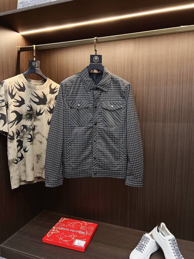 Burberry 巴宝莉 2025秋冬专柜新款休闲时尚夹克外套 超前卫设计风格 品牌logo重工点缀设计 细腻舒适 穿着非常轻便不易起皱。多重重工艺 整体的设计