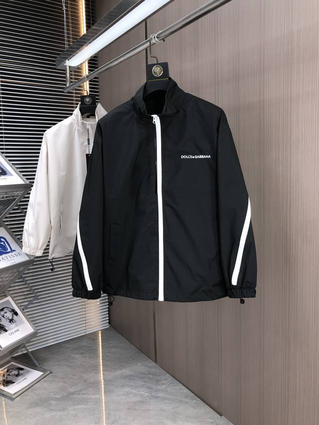 D&G。25早春新品发售夹克外套，休闲日常穿搭！上身修饰身形、将时装美学和新都市商务休闲概念完美融合，通体将意式的极简、干练和户外功能性风格极致诠释，亦庄亦谐，