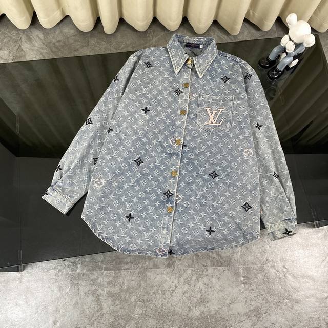 Louis Vuitton 路易威登 LV满印提花口袋刺绣牛仔衬衫外套， 定织定染提花面料 重工水洗上身柔软舒适，大厂做工 走袋工整 标志性品牌logo 男女同