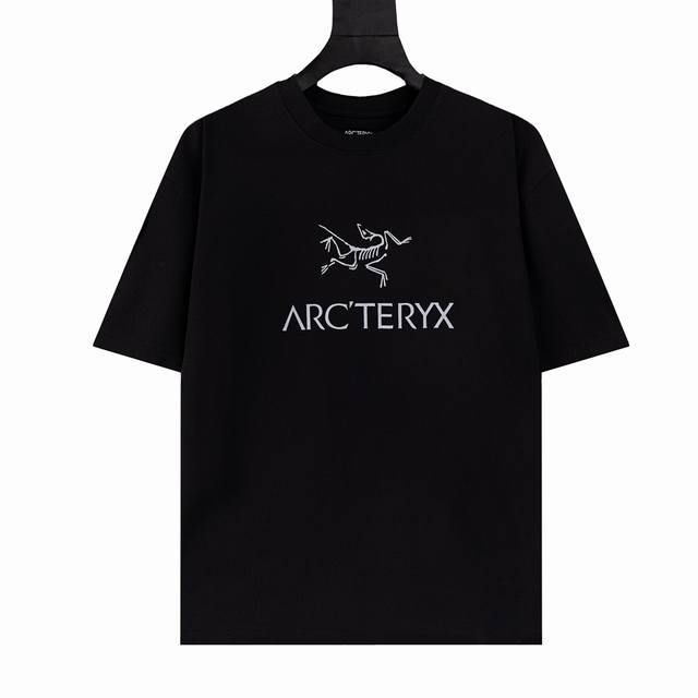 Arc’teryx始祖鸟ARC24SS 胸前印花 logo短袖T恤 采用60支双股，270g全棉面料。上身透气，绝不起球，手感柔软舒适，全衣平车走线立体剪裁。胸