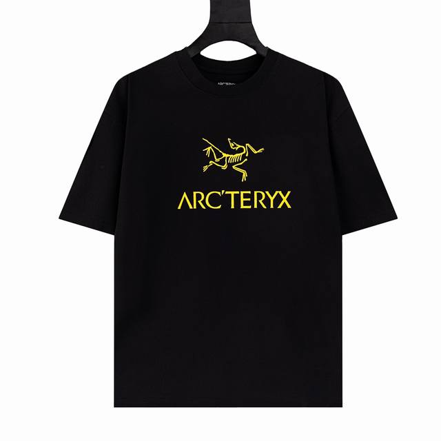 Arc’teryx始祖鸟ARC24SS 胸前金字印花 logo短袖T恤 采用60支双股，270g全棉面料。上身透气，绝不起球，手感柔软舒适，全衣平车走线立体剪裁