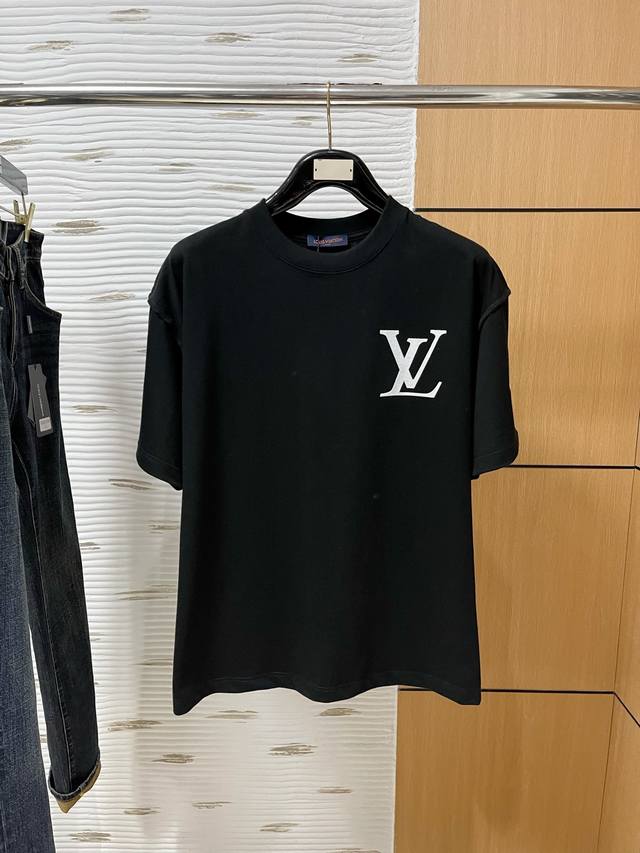 lv 春夏新款首发专柜最新款短袖圆领T恤 高端订制 设计前卫时尚！品牌logo重工艺设计 高端定制250克面料.手感柔软.穿着舒适.专柜级别精致车线.做工精细.