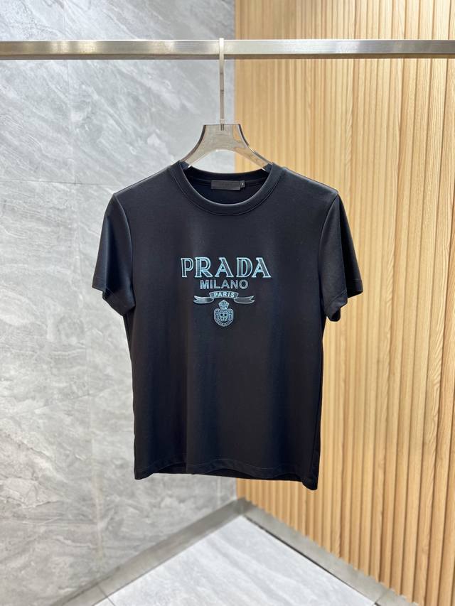 Prada 普拉达 2025年春夏新品上新 三标齐全 圆领短袖T恤 好货不用过多介绍 看细节 专柜码数：M-XXXL 175 140建议L