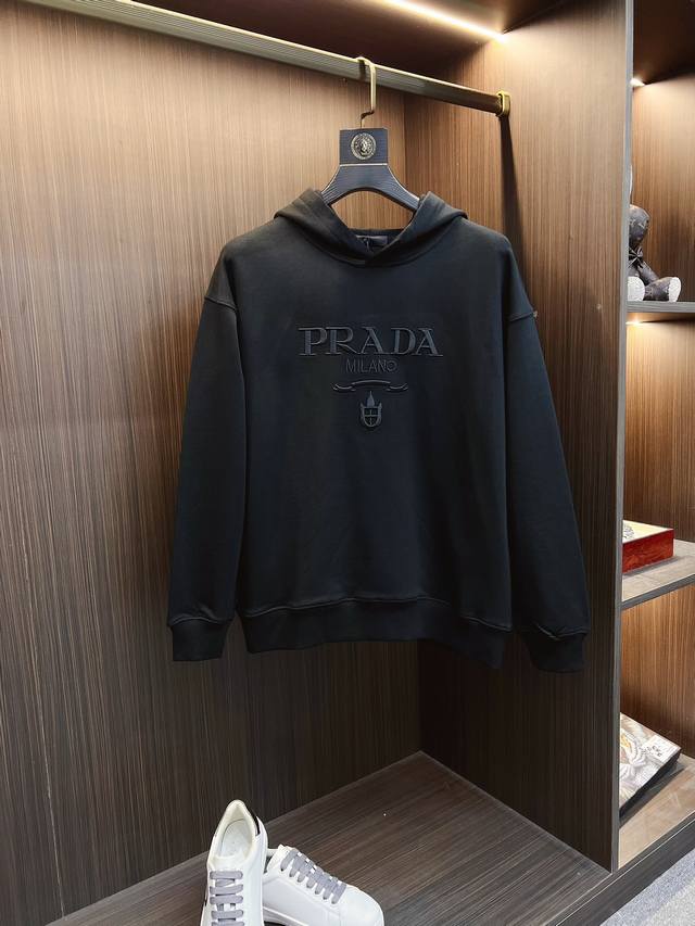 PRADA 普拉达 2025新春 新款设计感卫衣 官网同步！这款T恤极简主义设计和精美细节于一身。Oversize饰边引人联想蒂罗尔着装细节，召唤摩登新意，造就