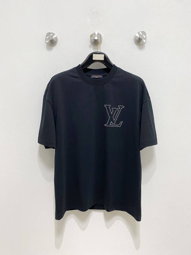 LouisVuitton 路易威登 2025SS早春新品 走秀款印花棉质圆领短袖T恤，定制高支纯棉面料打造，前幅字母印花图案，辨识度极高。上身效果炸裂。万年百搭