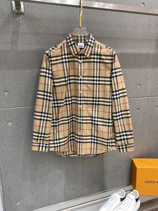 巴宝莉 Burberry 格纹纹棉质 BUR王牌渠道，官网售价五千，一经发售已准备售罄！新配色标志性格纹，超火爆的复古英伦风，格子控必备款！超高人气的格纹。 老