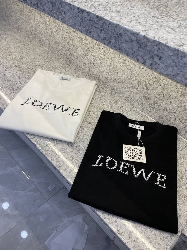 LOEWO罗意崴25 ss新品春夏首发专柜 最新款短袖圆领T恤高端订制 设计前卫时尚！品牌logo重工艺设计高端定制欧棉180克面料手感柔软.穿着舒适.专柜级别