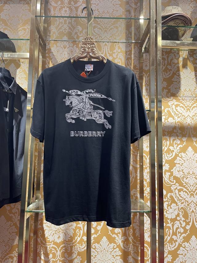 巴宝莉 BURBERRY 原版面料 刺绣logo 官方同款 定制 同缸染面料 手感非常舒服 春夏最新砖柜同步 时尚又个性 超级百搭好看的一款 男女都非常合适 人