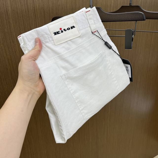 Kiton 高品质 早春新款休闲牛仔裤抢先发售 男士日常出门闭眼搭 高级定制面料时尚休闲牛仔 魅力在于创造了简约奢华感的时尚,随意搭配感受英式风格独特气质. 宽