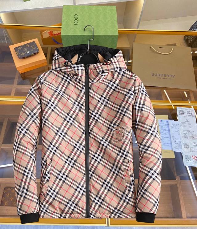 巴宝莉 三标齐全 冬季新款棉服加棉加厚夹克外套，秀场新品品相非常完美，舒适保暖，色泽饱满诱人，非常出彩的设计，轻松将时髦感进阶，做工极为考究严谨，走线工整细致！