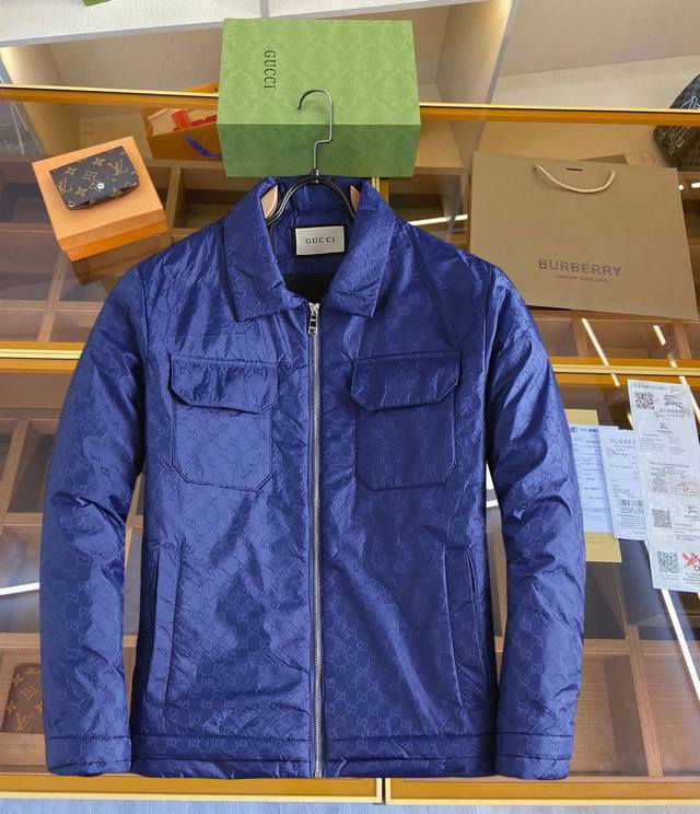 古驰 三标齐全 冬季新款棉服加棉加厚夹克外套，秀场新品品相非常完美，舒适保暖，色泽饱满诱人，非常出彩的设计，轻松将时髦感进阶，做工极为考究严谨，走线工整细致！大