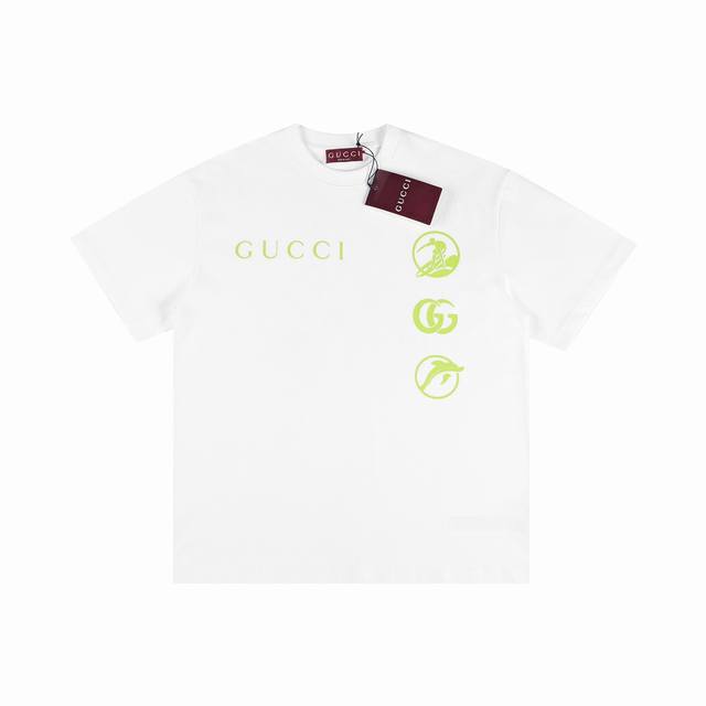 Gucci、25SS新款图案字母logo印花圆领T恤短袖 在时尚界，字母图案一直以其简约而不失个性的风格深受男女消费者的喜爱。今天，我们为大家带来一款独特的字母