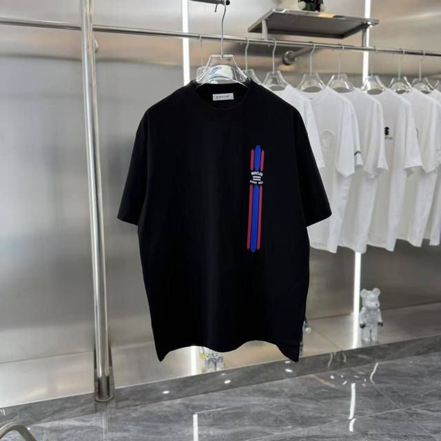 MONCLER 蒙口 2025春夏新款短袖t恤 个性印花 金属点缀男女同款 S M L XL XXL 五个码 黑色 白色