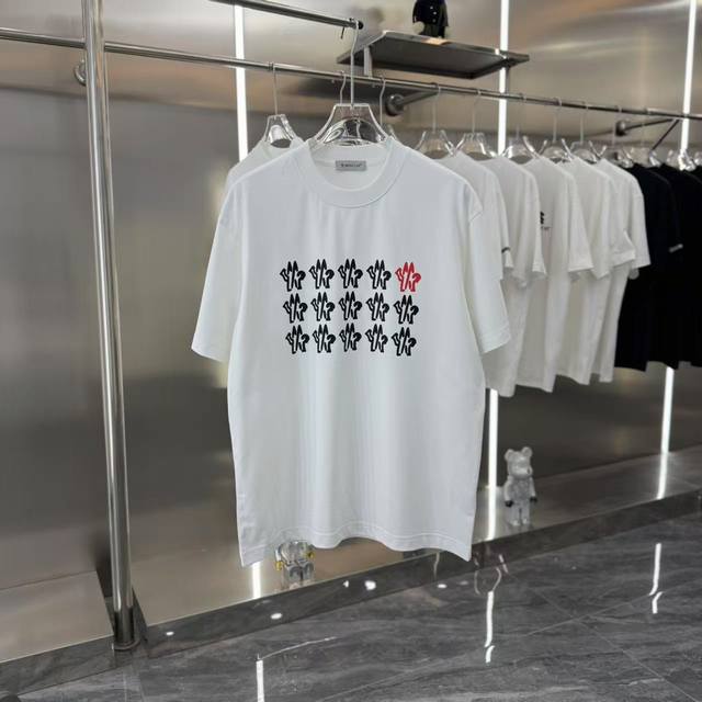 MONCLER 蒙口 2025春夏新款短袖t恤 个性印花 金属点缀男女同款 S M L XL XXL 五个码 黑色 白色